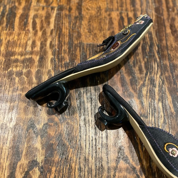 Vintage slip on shoes w ornate heel - Picture 5 of 8